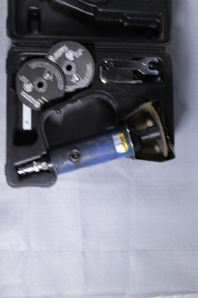 CAMPBELL HAUSFELD AIR CUT OFF TOOL, With Case, 2 Wheels, Tools