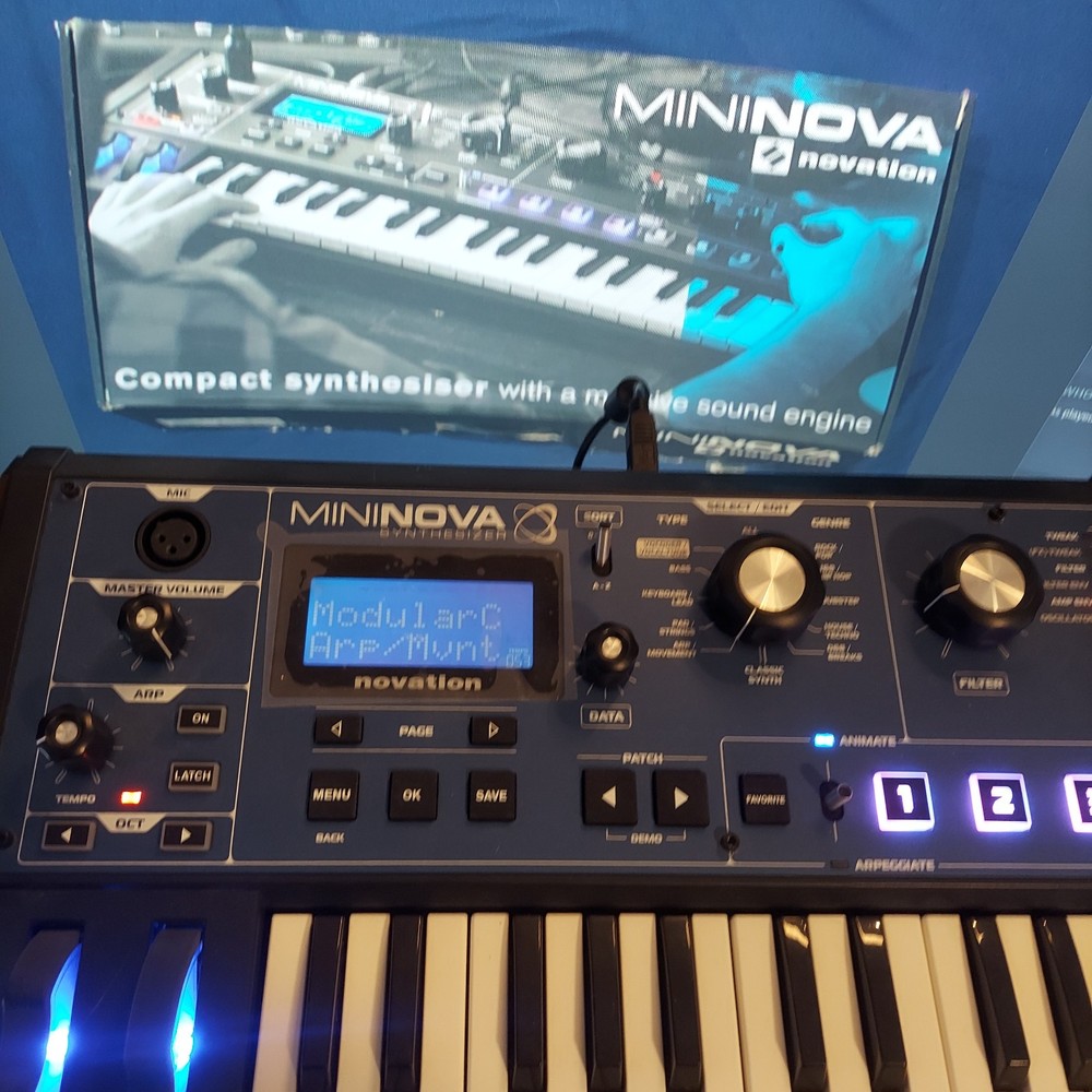 Novation MiniNova 37-Key Synthesizer Vocoder MIDI USB Mic In + Original Box