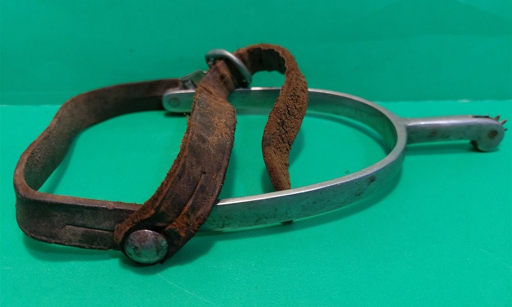 SINGLE ANTIQUE LONG SHANK NICKLE SPUR WITH LEATHER STRAP