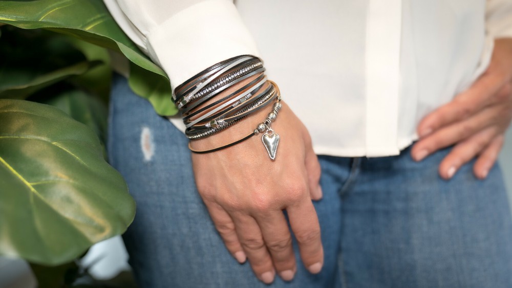 Leather bracelet: Heart Pendant / Black