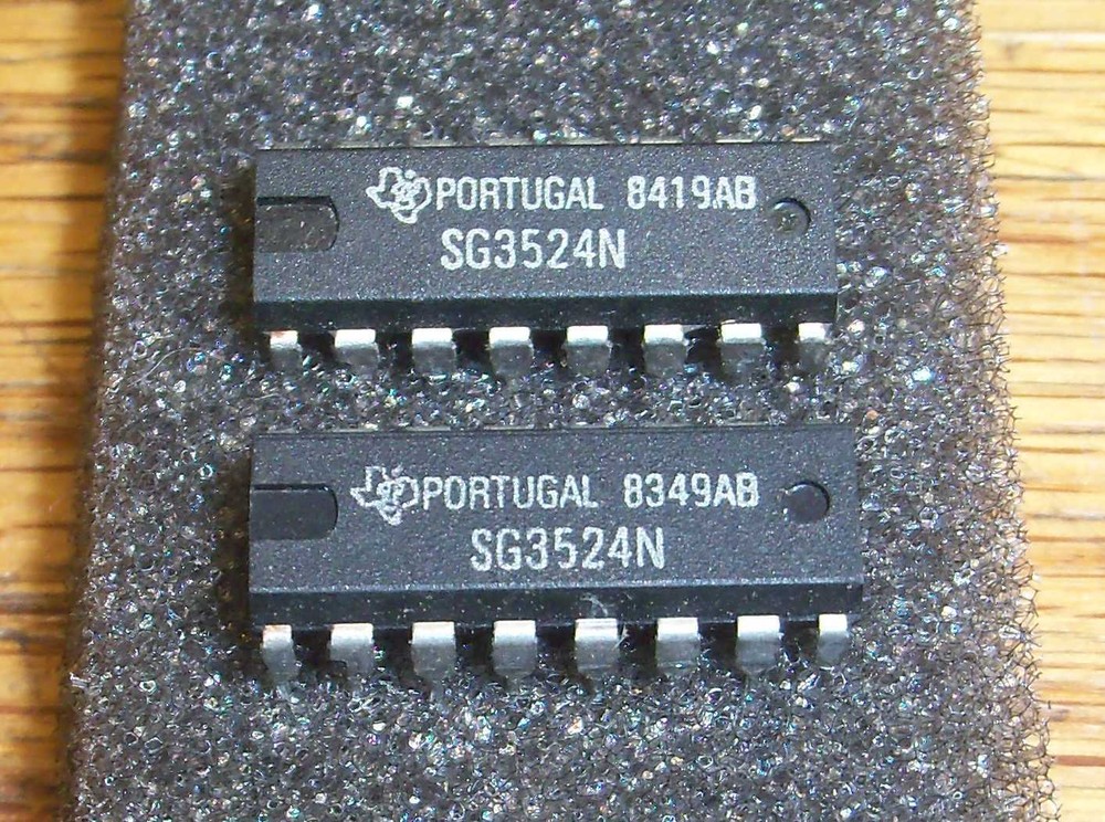 **TWO** SG3524N Texas Instruments Regulating Pulse Width Modulator 16 PIN DIP IC