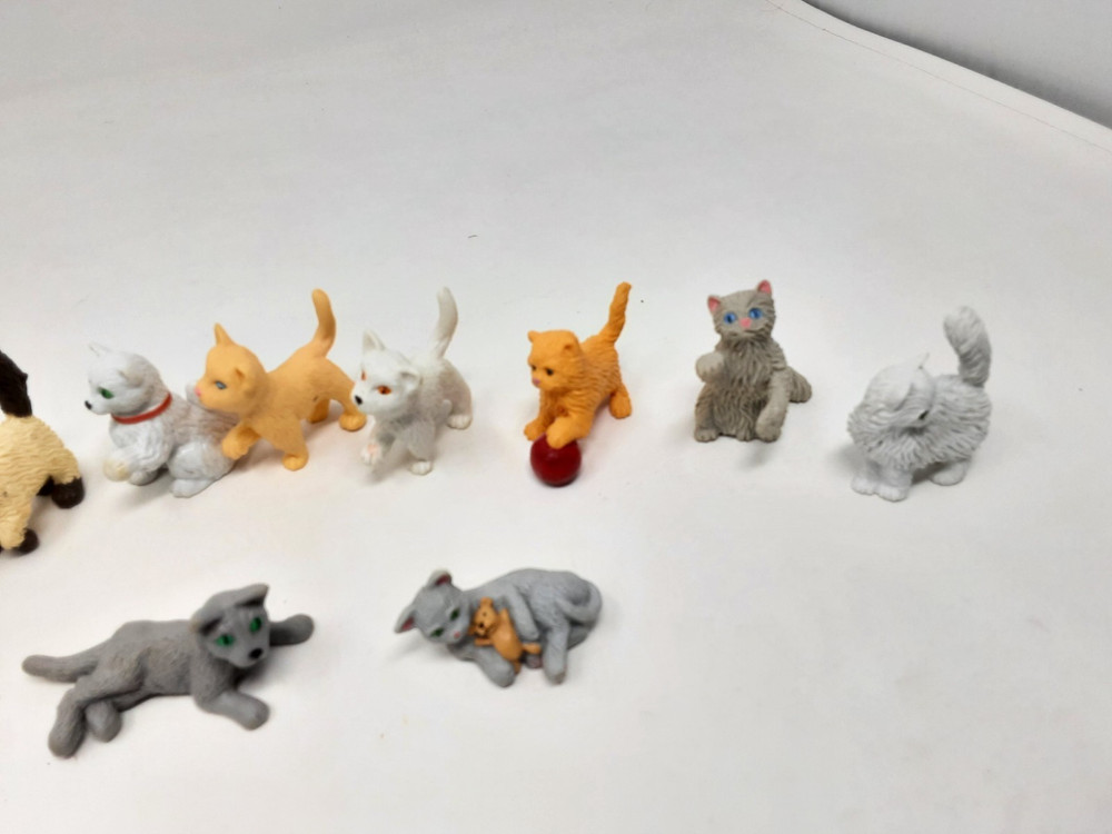 19 MEG Kitty in my Pocket Plastic Figures