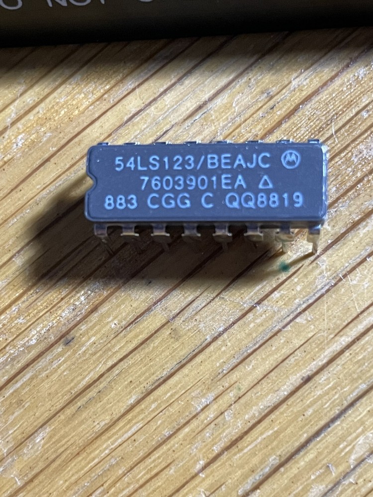 One MOTOROLA 54LS123/BEAJC in a ceramic 16P DIP package