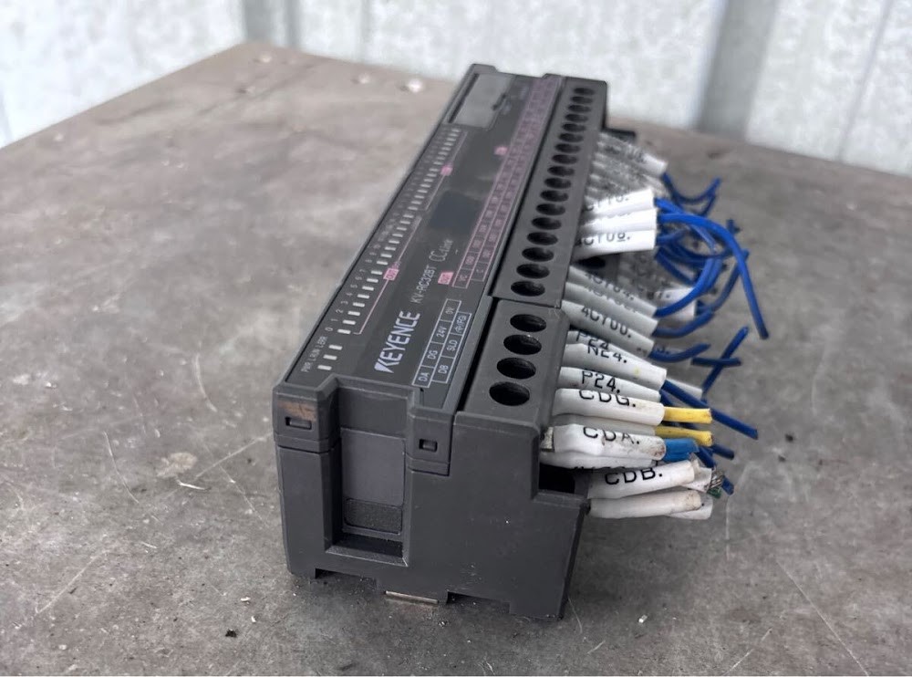 KEYENCE KV-RC32BT PLC Screw Terminal Transistor Output Module USED