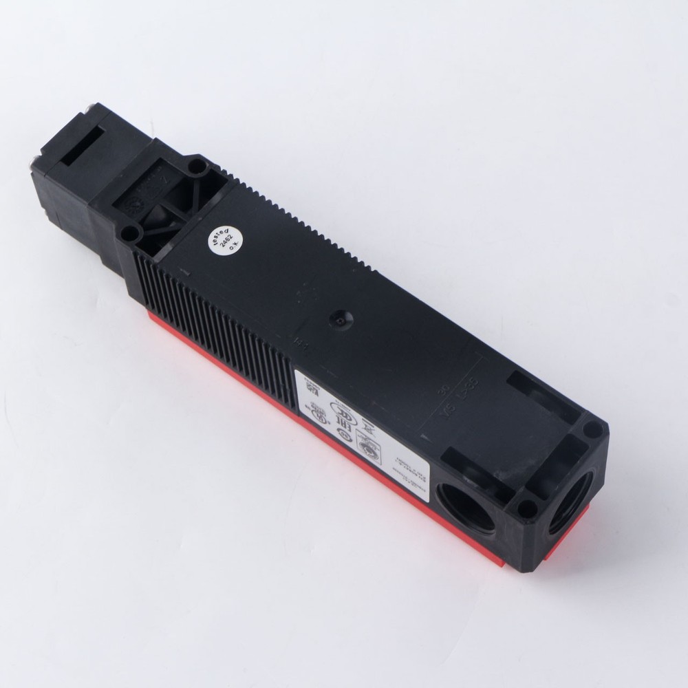 1PCS NEW Euchner TP3-2131A024M 084142 Safety Switch