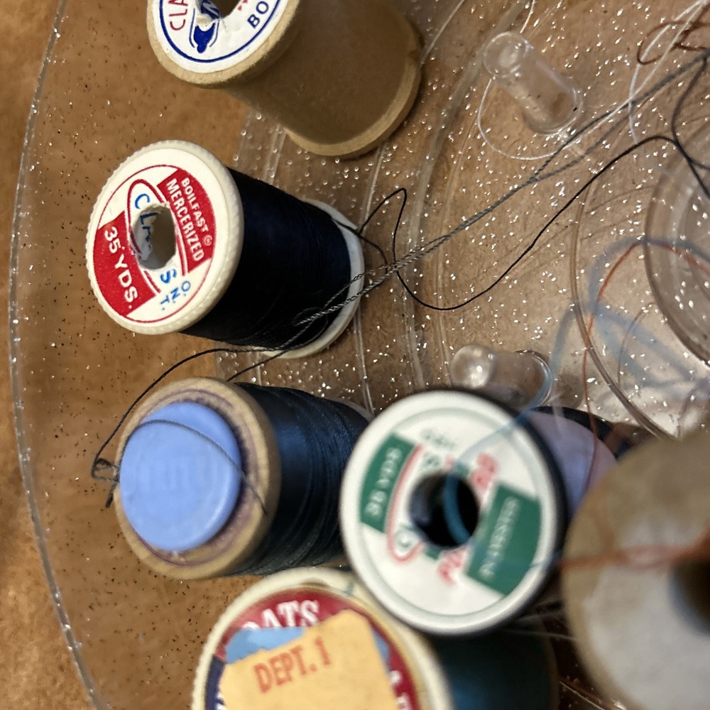 Vintage Tidy glitter Plastic Thread Box with 16 Varied Spools of Thread