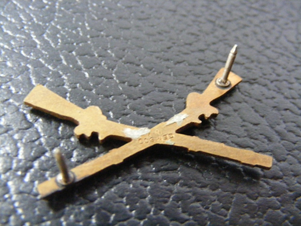 WW2 infantry officers collar pin h