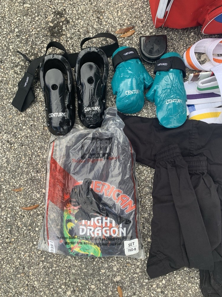 Taekwondo gi & sparring gear kids 🥋🦶