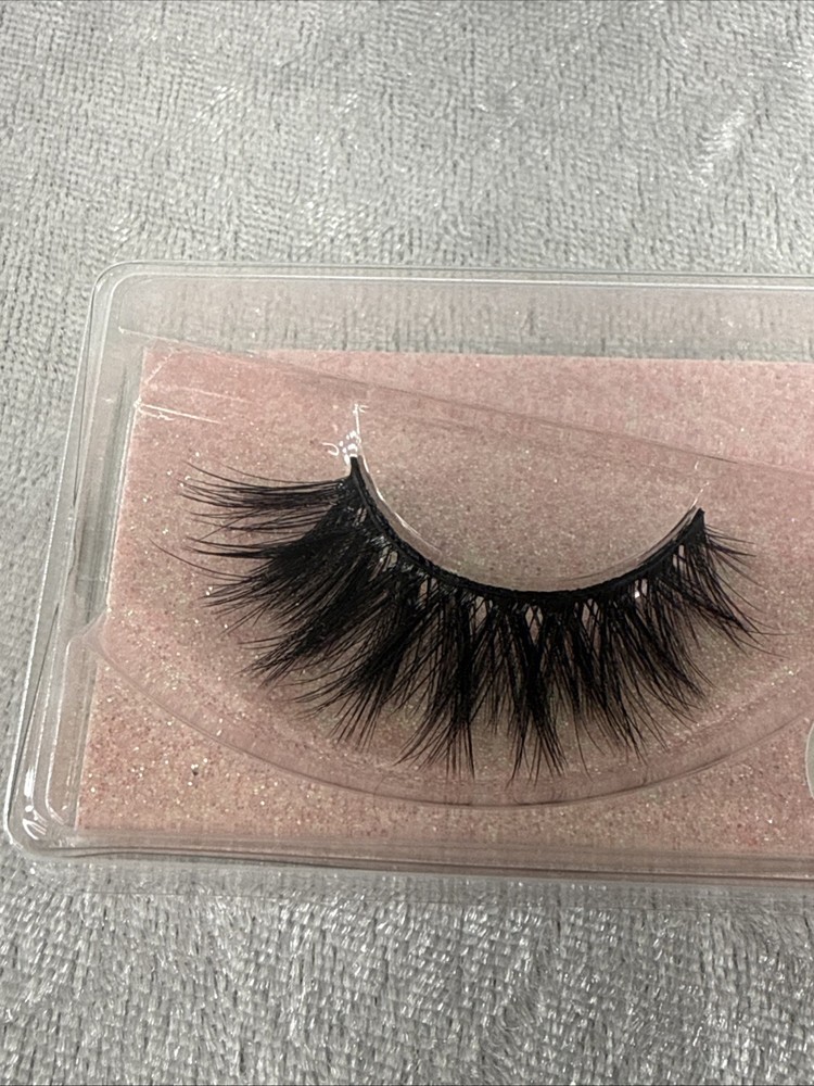 false eyelashes #M08