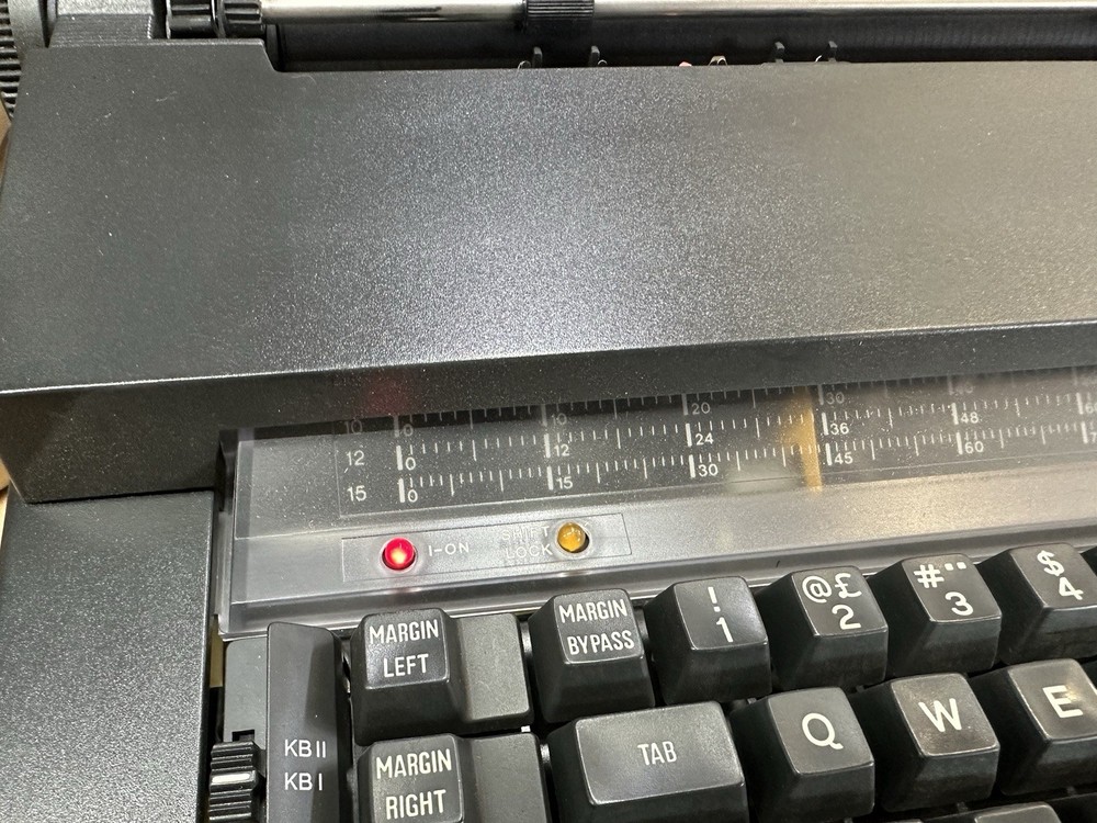 Olivetti PRAXIS 35 Typewriter w/Plastic Hard Case 1980s Powers On Needs Service*