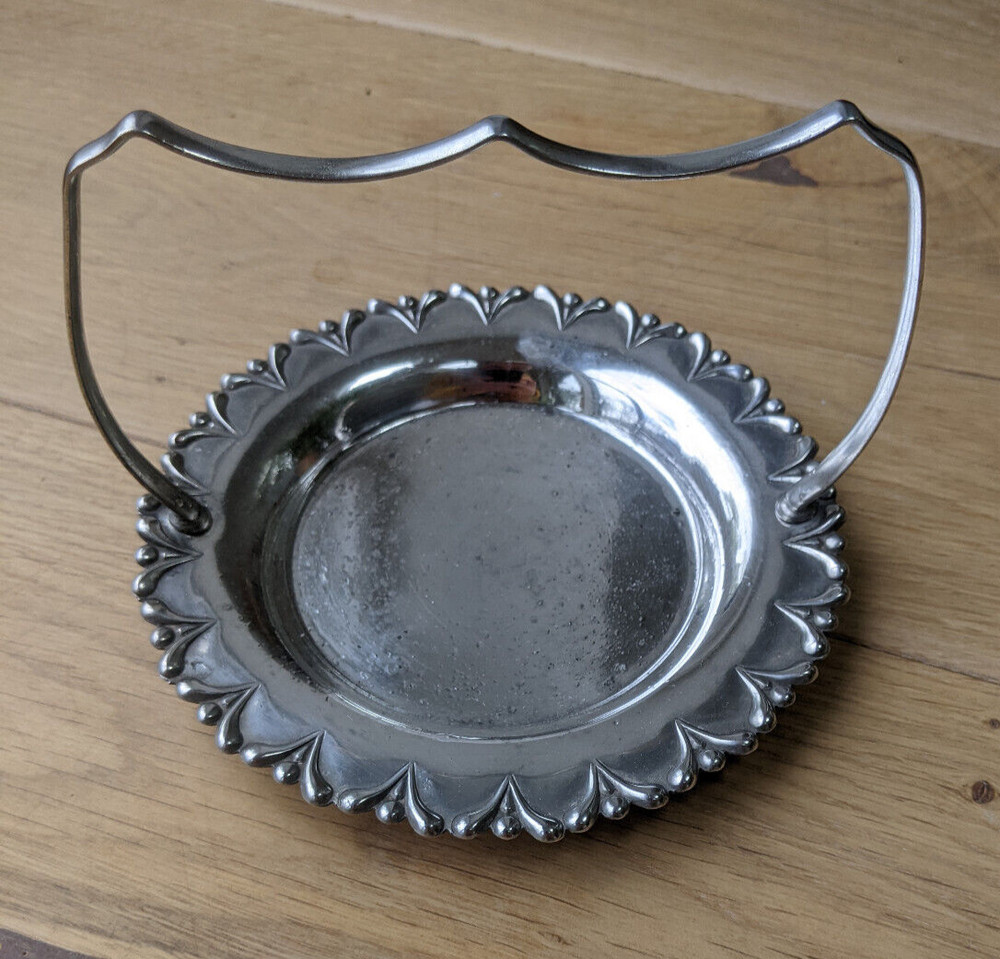 Silver plated circular serving basket with handle (E.P.N.S.)