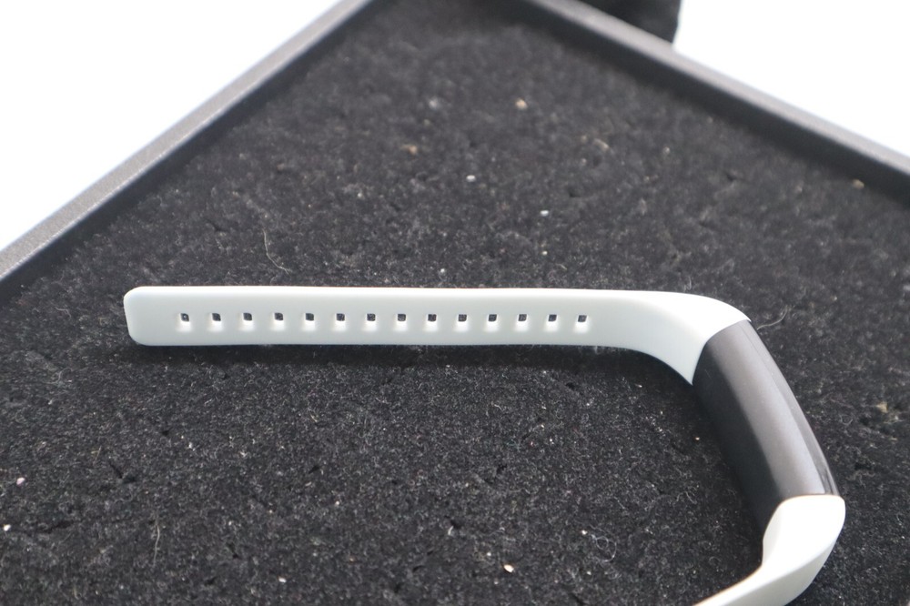 GRV FITNESS TRACKER - WHITE ***