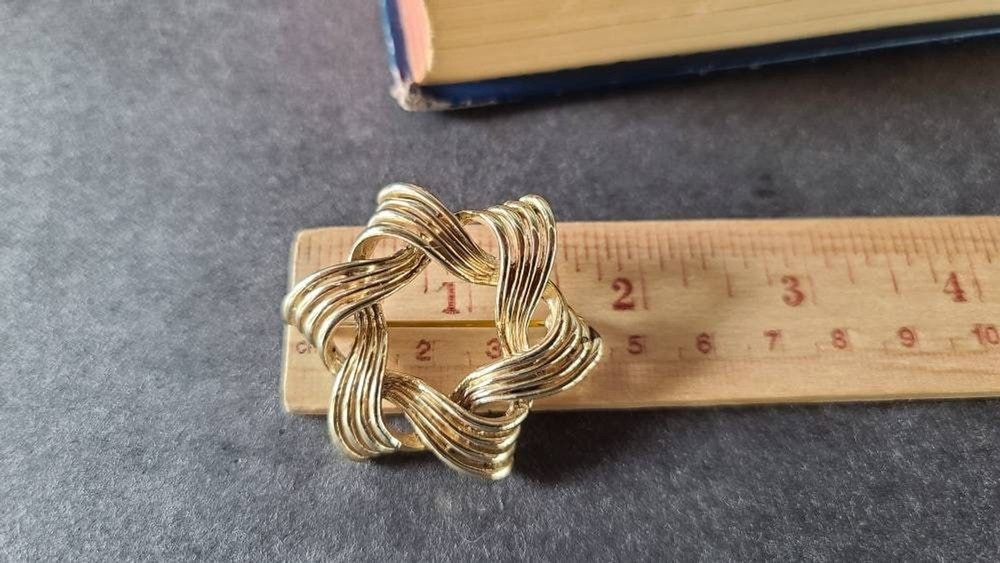 Gold Star Wreath Brooch