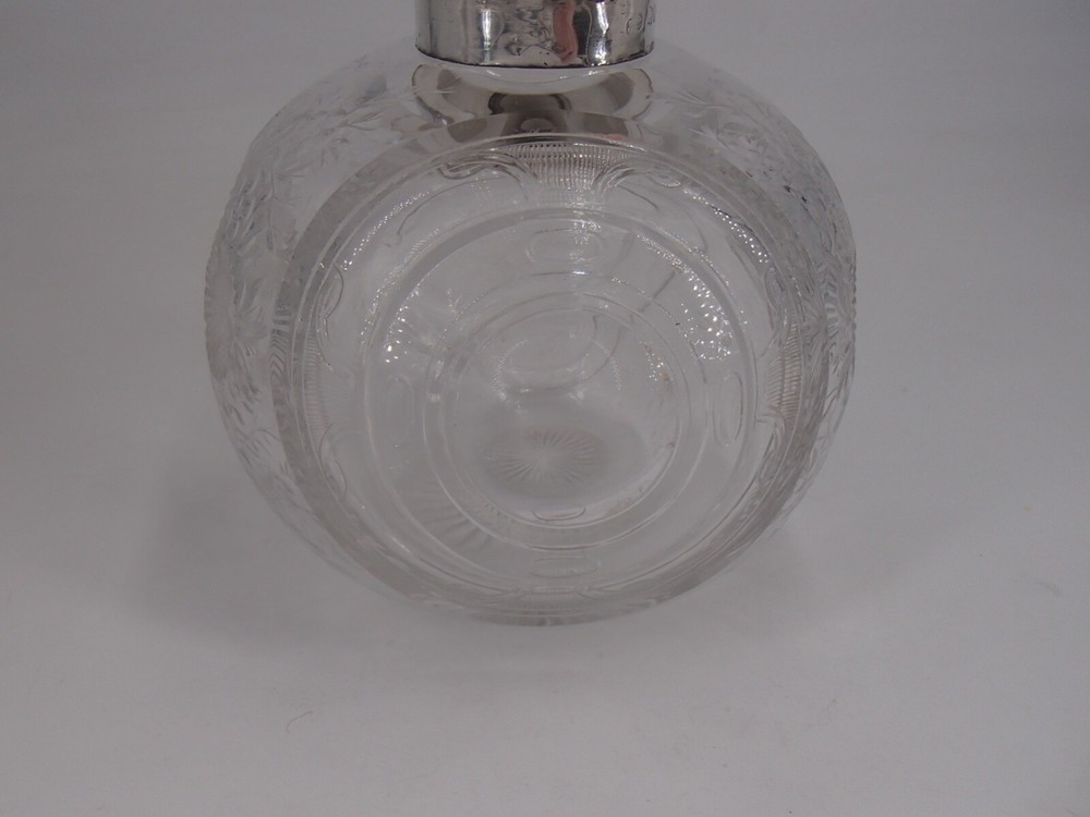 VERY NICE ENGLAND ORIGIN SOLID SILVER BOTTLE AND ANGELOT GLASS