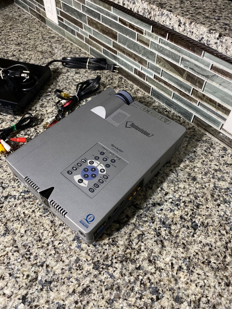 Sharp XG-NV7XU Projector Great Working Condition Notevision7 w/case & dvd player