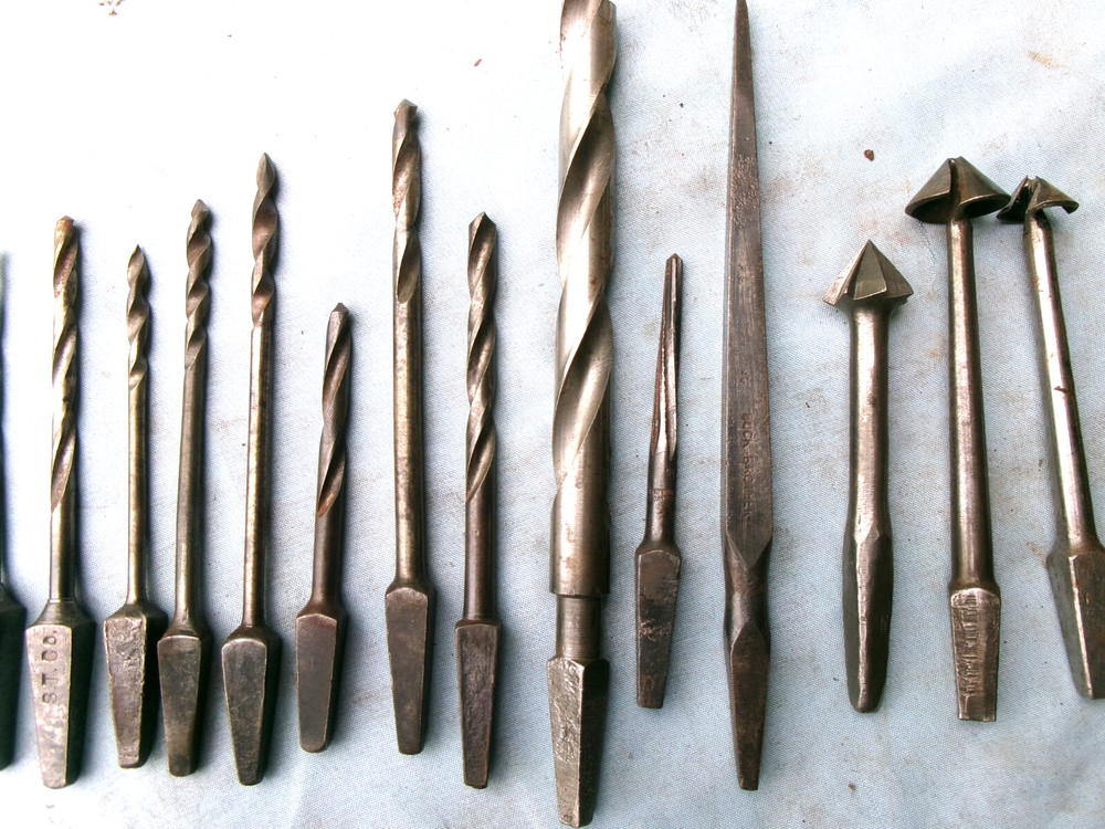 LOT OF 19 ASSORTED TWIST DRILL BITS - COUNTERSINKS - SCREWDRIVER BITS + MORE