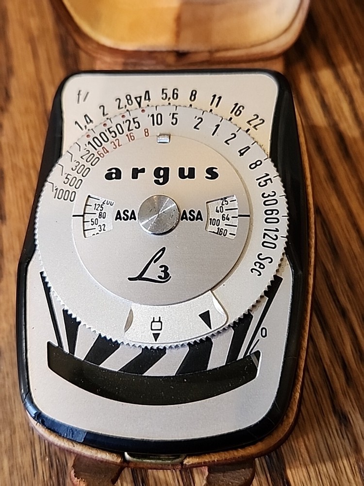 Vintage ARGUS Light Meter With Leather case Made in West Germany—-untested
