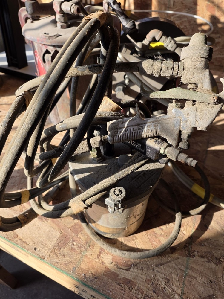 Binks SG2 2 Quart w/ Hoses, and Spray Gun