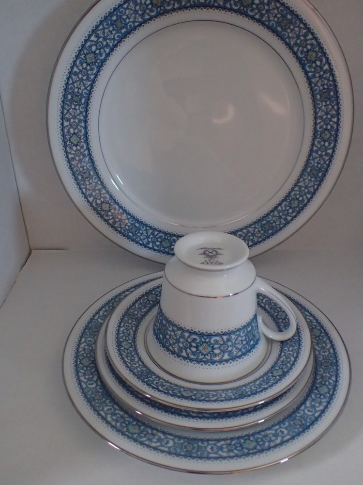 VINTAGE NORITAKE BLUE LARUE 6913 PATTERN W/PLATINUM TRIM DINNERWARE 45PC