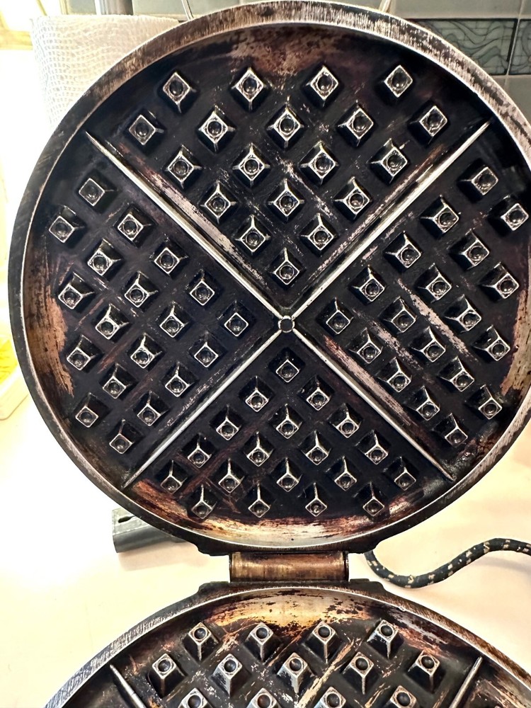 Vintage Landers Frary & Clark No. E79334 Waffle Maker