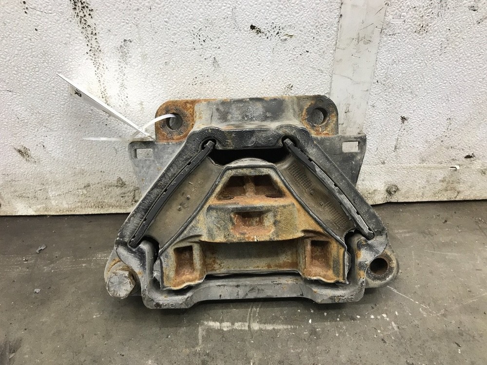 Detroit DD13 Engine Mount - Used