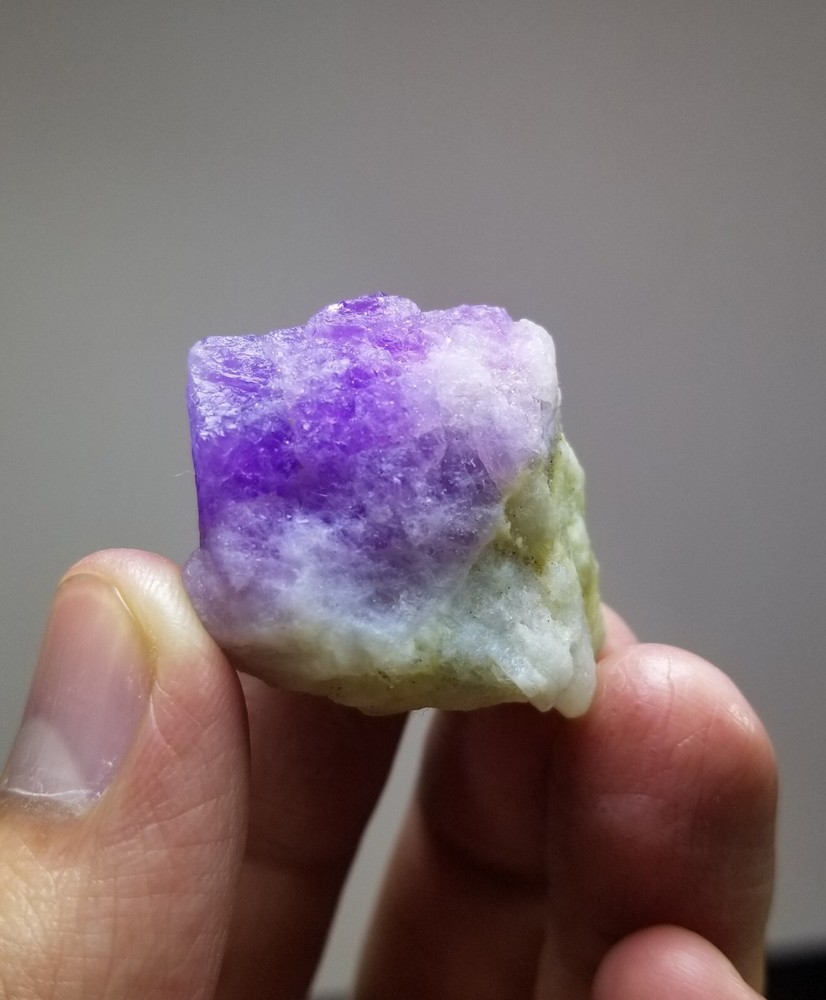 Natural top UV Reactive Tenebrescent Hackmanite With Albite 32 Gram
