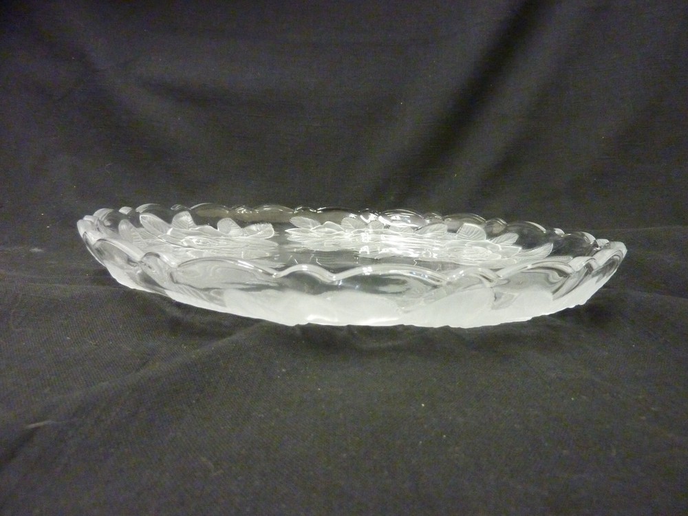 STUDIO NOVA WINTER ROSE PATTERN ROUND CRYSTAL PLATTER 14" DIAMETER NIOB