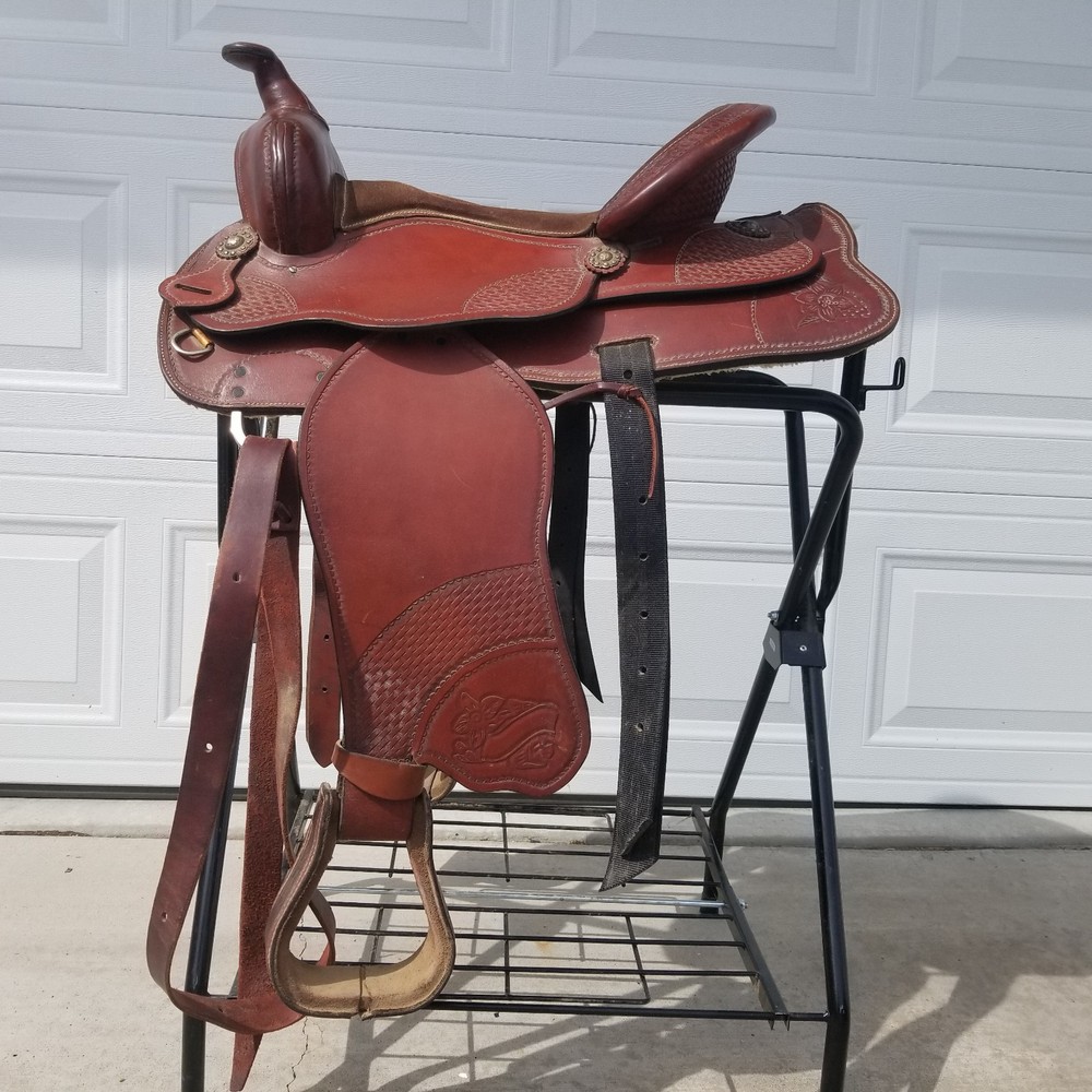 Western Saddle 17 inch tree, beautiful tooling