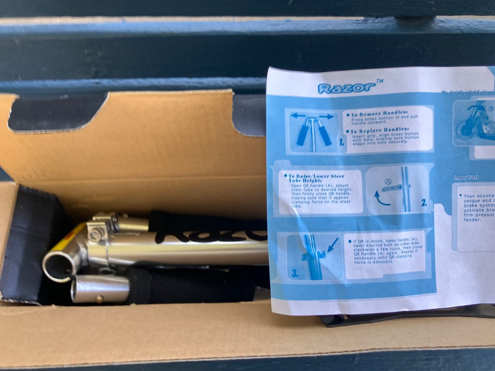 NIB Razor Aluminum Frame Foldable Kick Scooter Adjustable Handlebars Silver