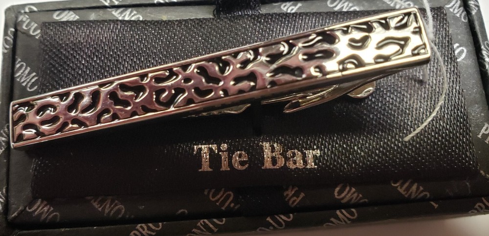 Tie Bar - Silvertone NEW in box --- Classic looks!