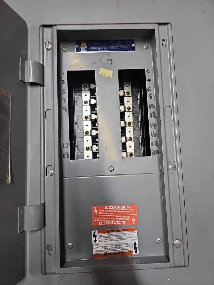 Square D Circuit Breaker Panelboard NQOD20L100 MLO 1PH 20C