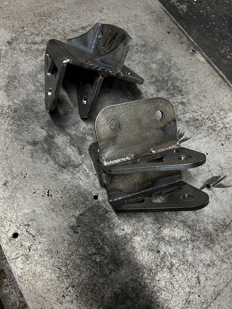 Offset Traction Bar Frame Mounts (3/4” Bolt Hole)