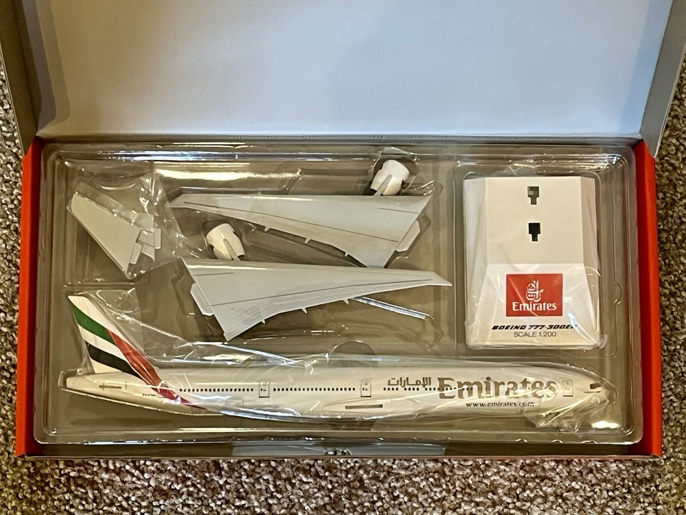 EMIRATES 777-300ER MODEL PLANE 1/200 SCALE
