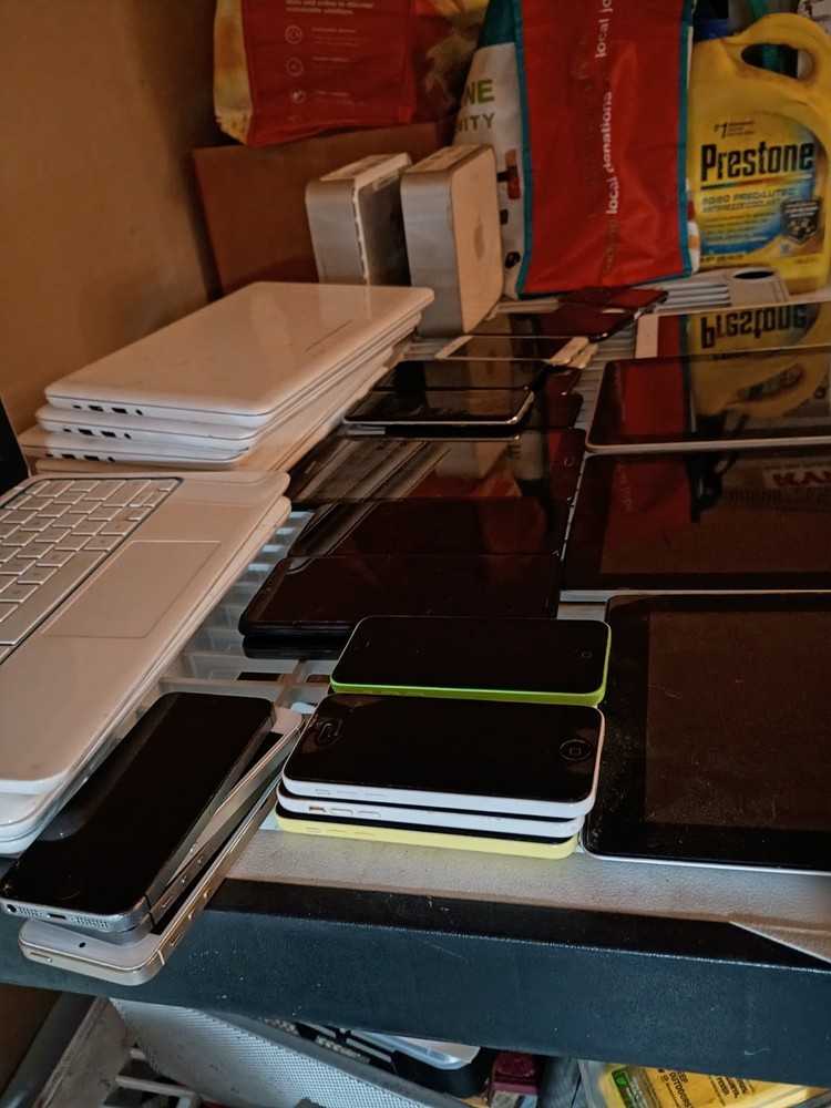 ELECTRONICS LOT IPHONES ANDROIDS IPADS IPODS AND MORE