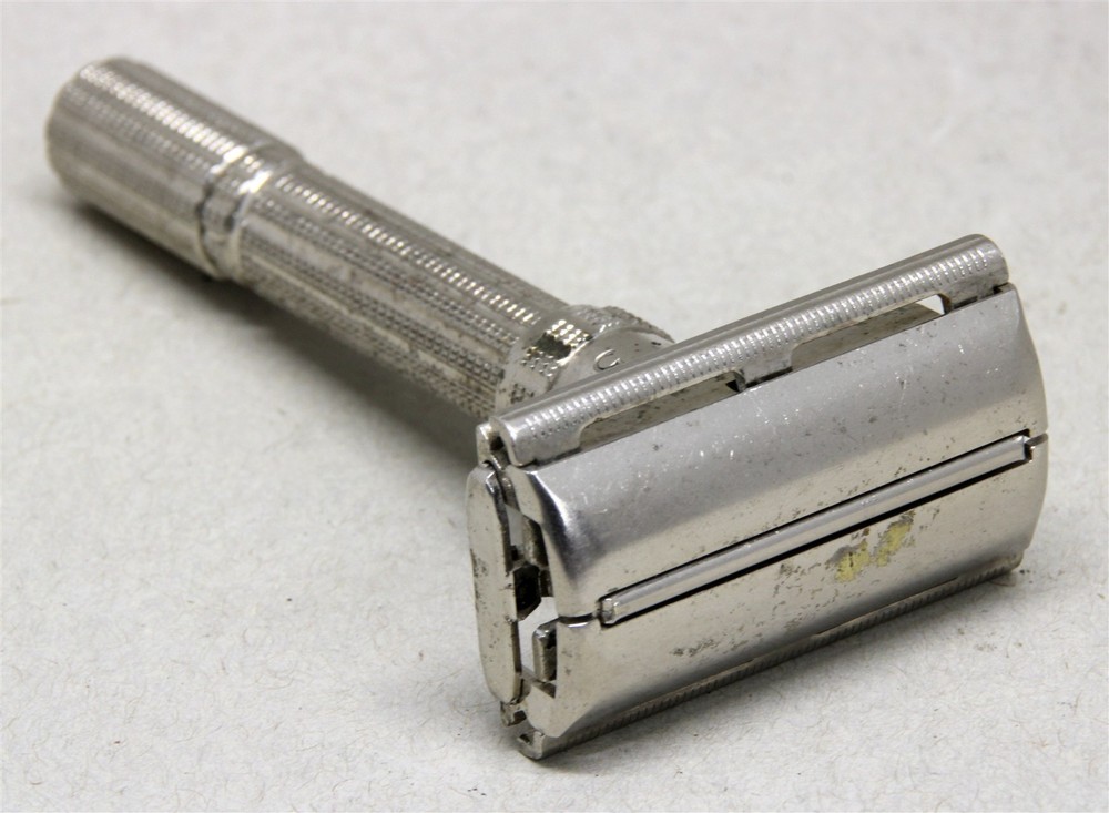 1967 GILLETTE Slim Adjustable Safety Razor Chrome M2 Date Code w/Simplex Blade