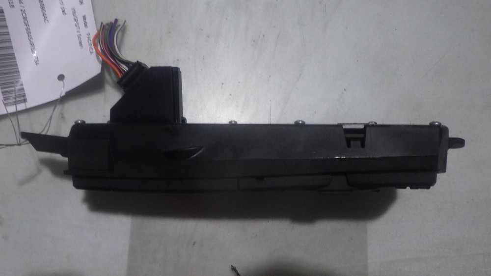 04 CHRYSLER PACIFICA Info Screen 04685904AC