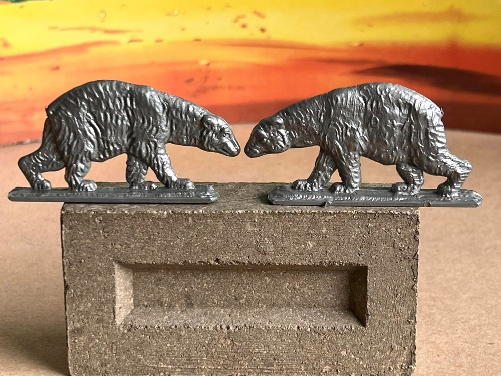 MANURBA RECAST FLAT ANIMALS -- 8 DIFFERENT ANIMALS, 16 FIGURES