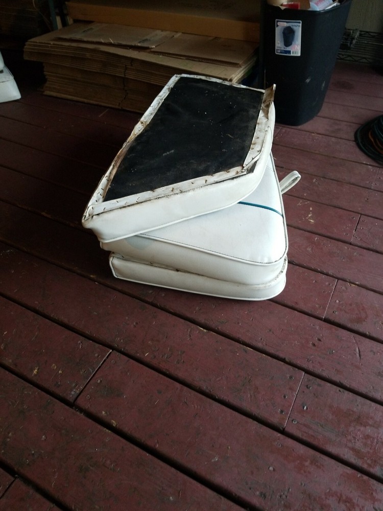 Z7 1992 Crownline 182 front seats