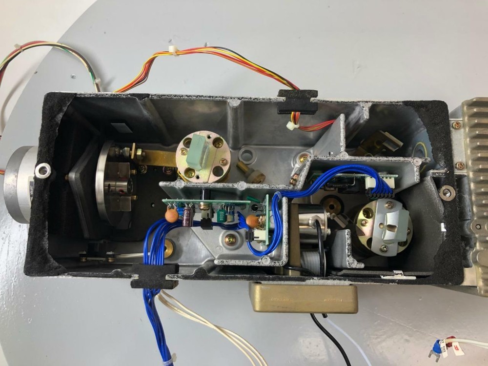 Detector assembly with flow cell for HPLC