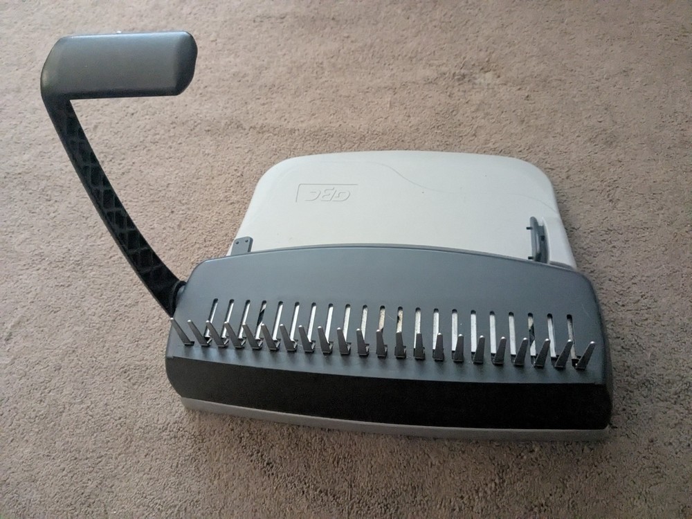 GBC CombBind C100 Manual Binding Machine w/Spine Bindings – Works Great!