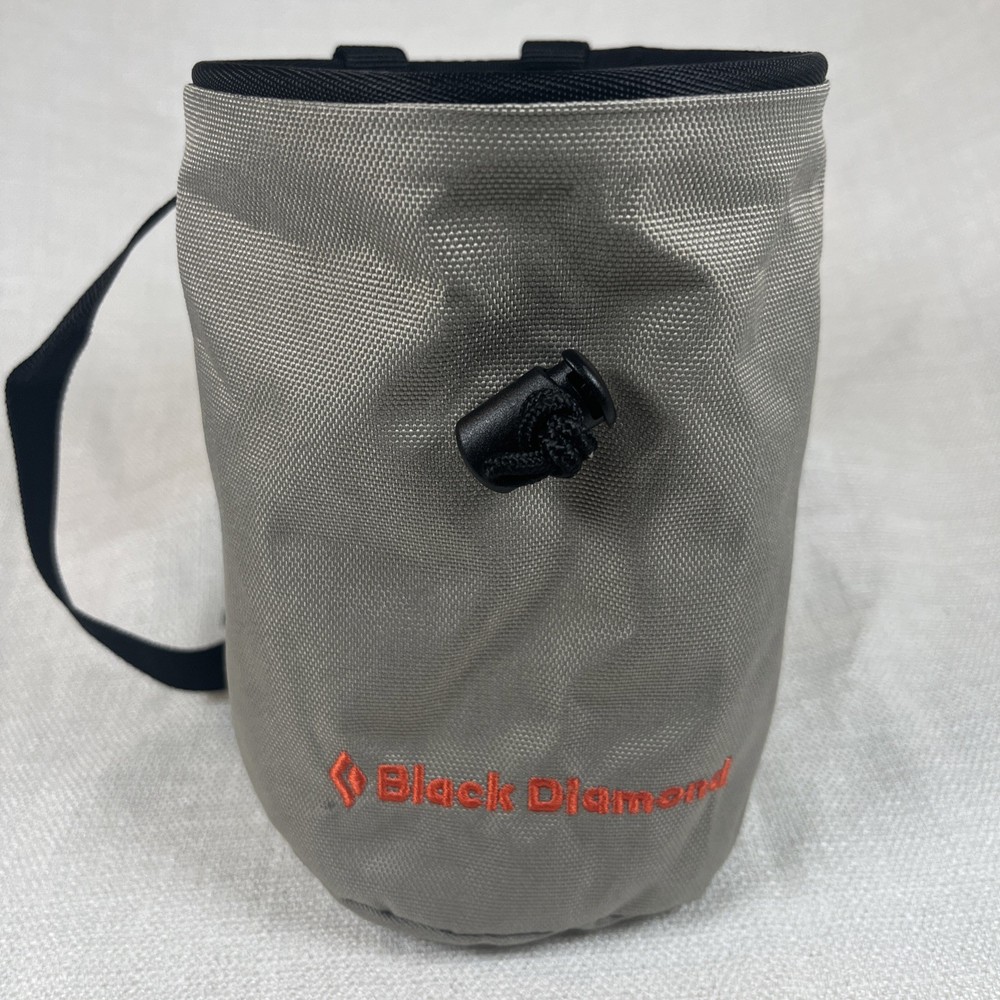 Black Diamond Mojo Chalk Bag for Rock Climbing Moonstone Grey Medium / Large