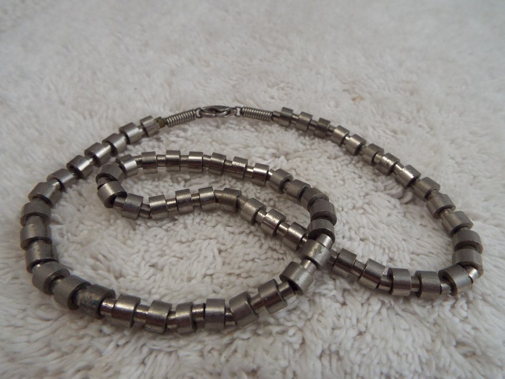 Silvertone Metal Bead Necklace (C64)