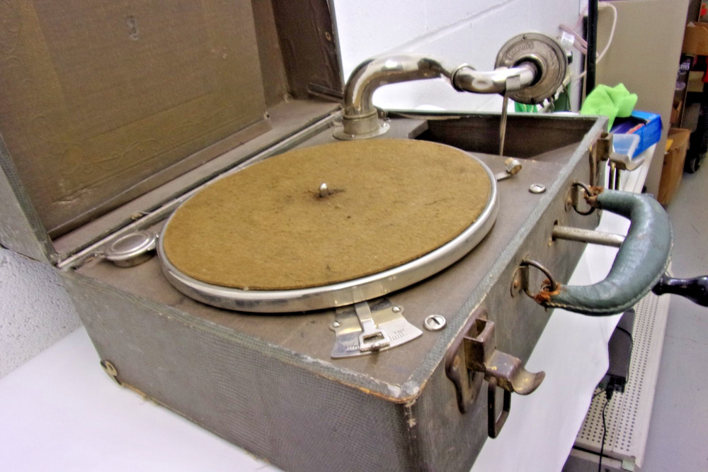 1920' s Hand Crank Portable Gramaphone Record Player Phonograph