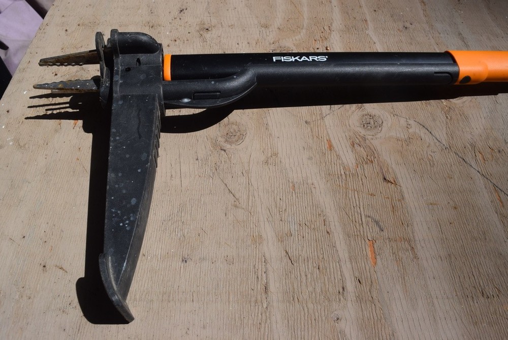 Fiskars Stand up 4 Claw Long Handle Weed Puller Tool; Heavy Duty Garden