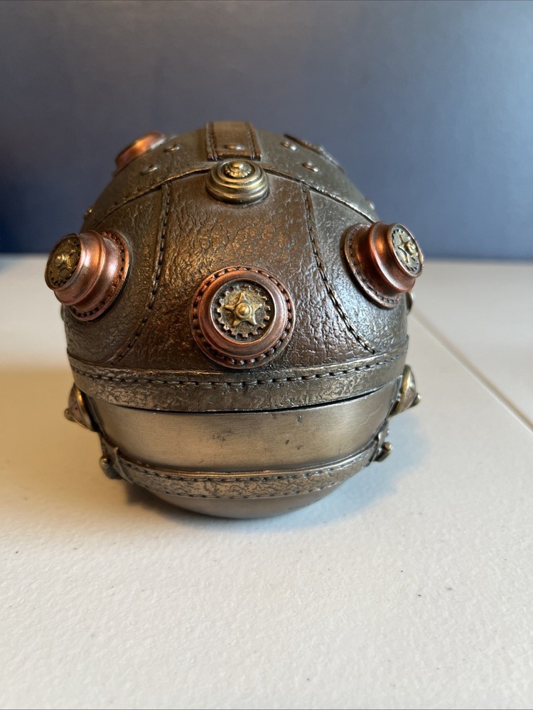 Cyberpunk Skull Stash Box Gold Figurine Statue