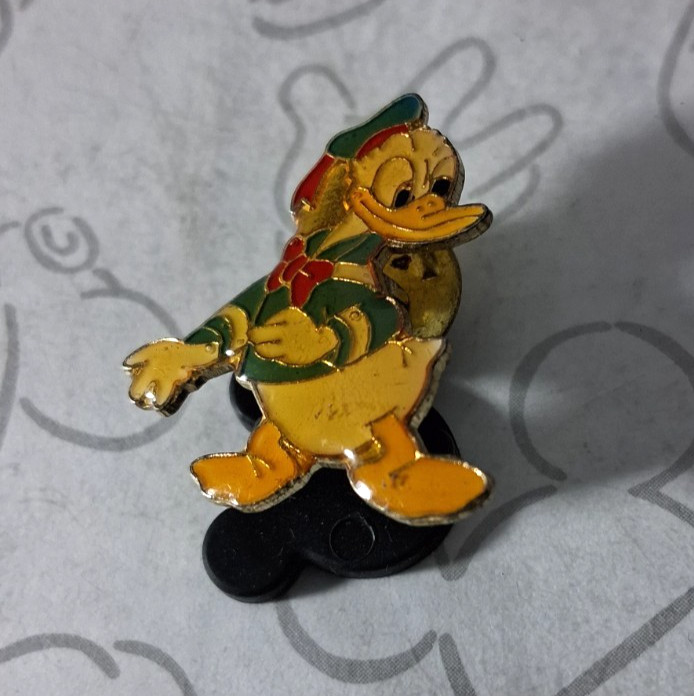 Donald Duck Older Looking Over Shoulder to his Left Epoxy Vintage Disney Pin
