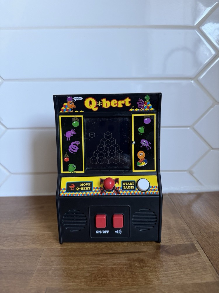 Q Bert By Basic Fun Arcade Classics - Retro Mini Arcade Game 2016 09549