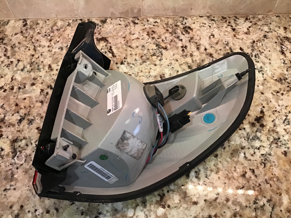 2007 2008 2009 2010 Saturn Outlook Tail Light Left (driver Side) OEM, COMPLETE