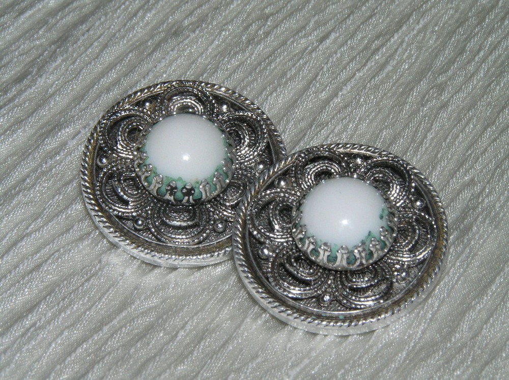 Vintage Lightweight Silvertone Circles w Openwork Flower Overlay & White Plastic