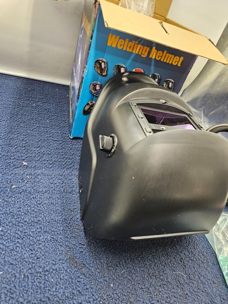 Auto Darkening Welding Helmet Assembly Simple and Compact